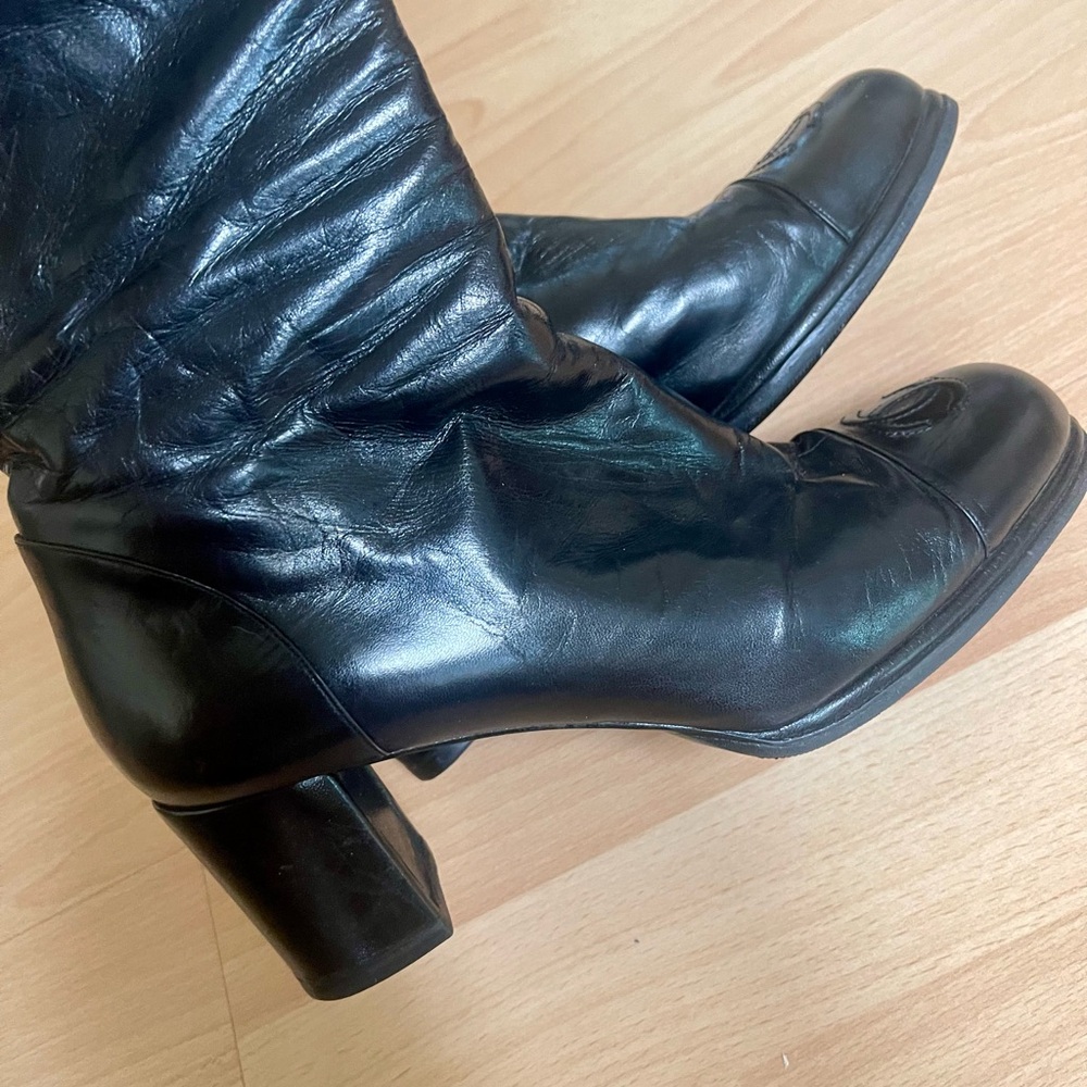 Vintage Chanel Black Leather Knee Boots 
Size 8.5 AUTHENTIC - Picture 3 of 10